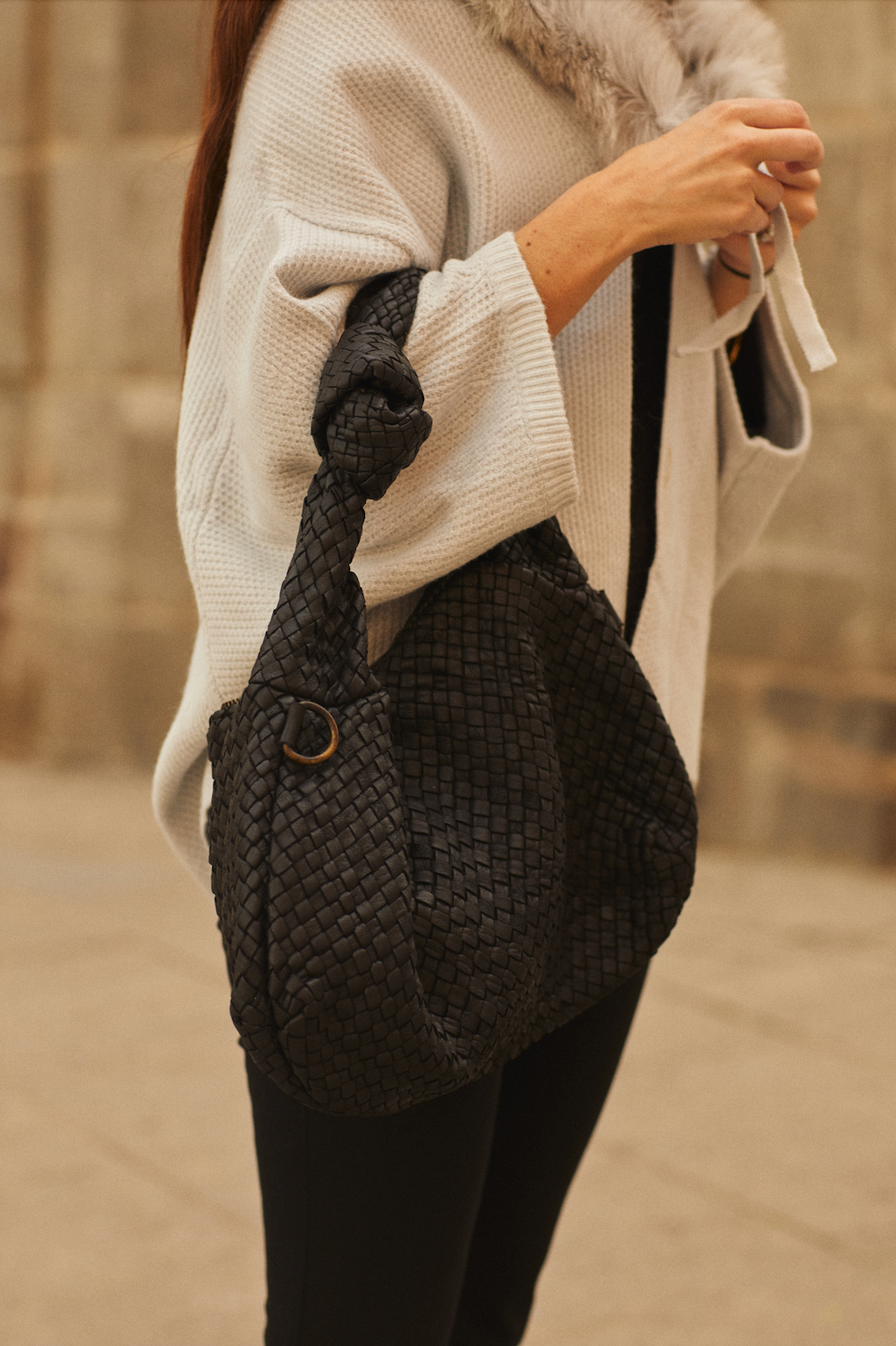 Cartera tejida cuero negra