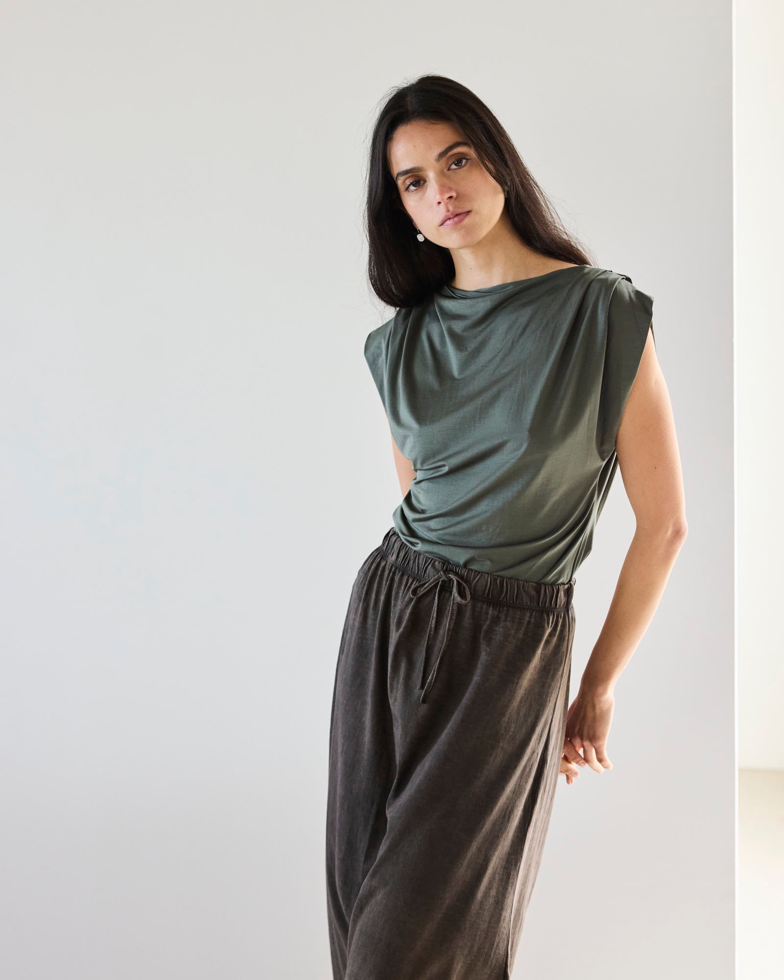 POLERA ASIMÉTRICA JOLIE OLIVA
