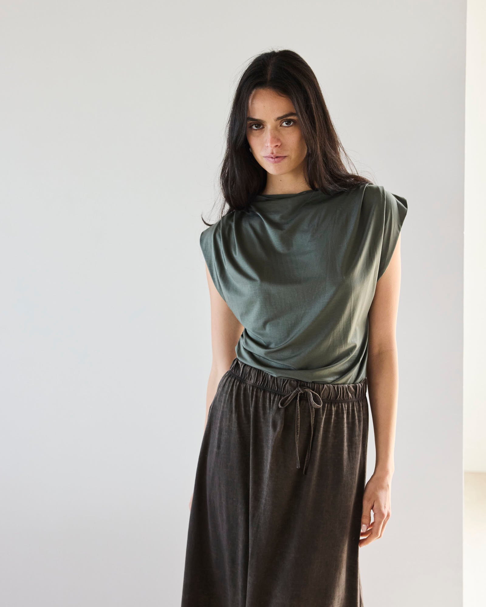 POLERA ASIMÉTRICA JOLIE OLIVA