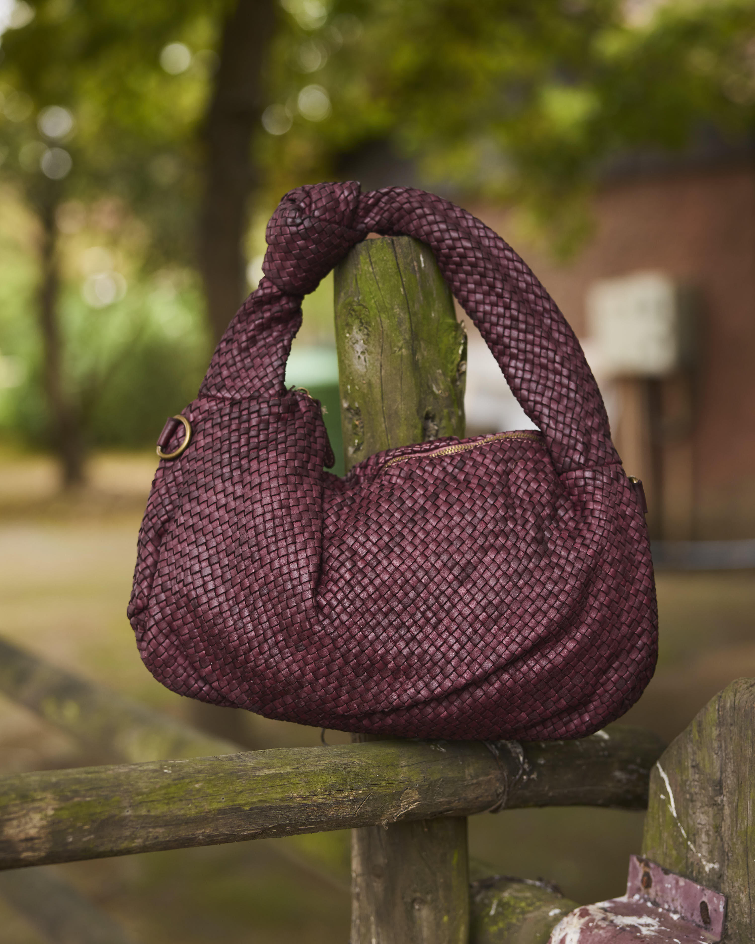 Cartera tejida cuero Vino