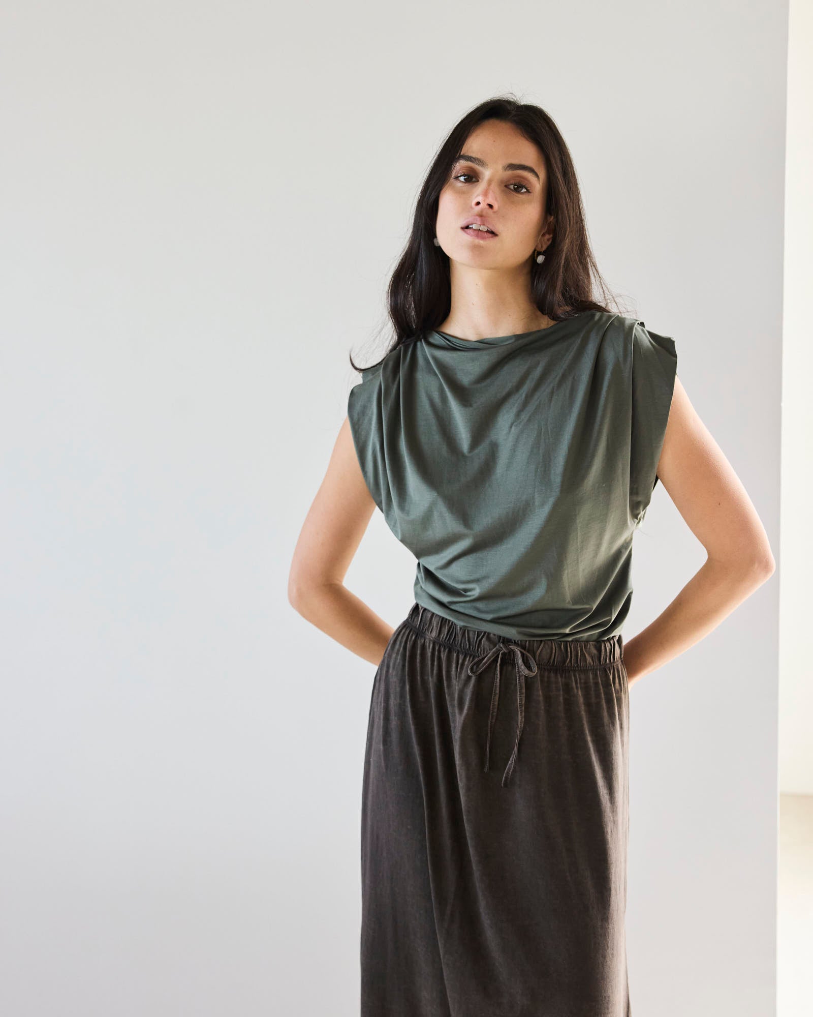 POLERA ASIMÉTRICA JOLIE OLIVA