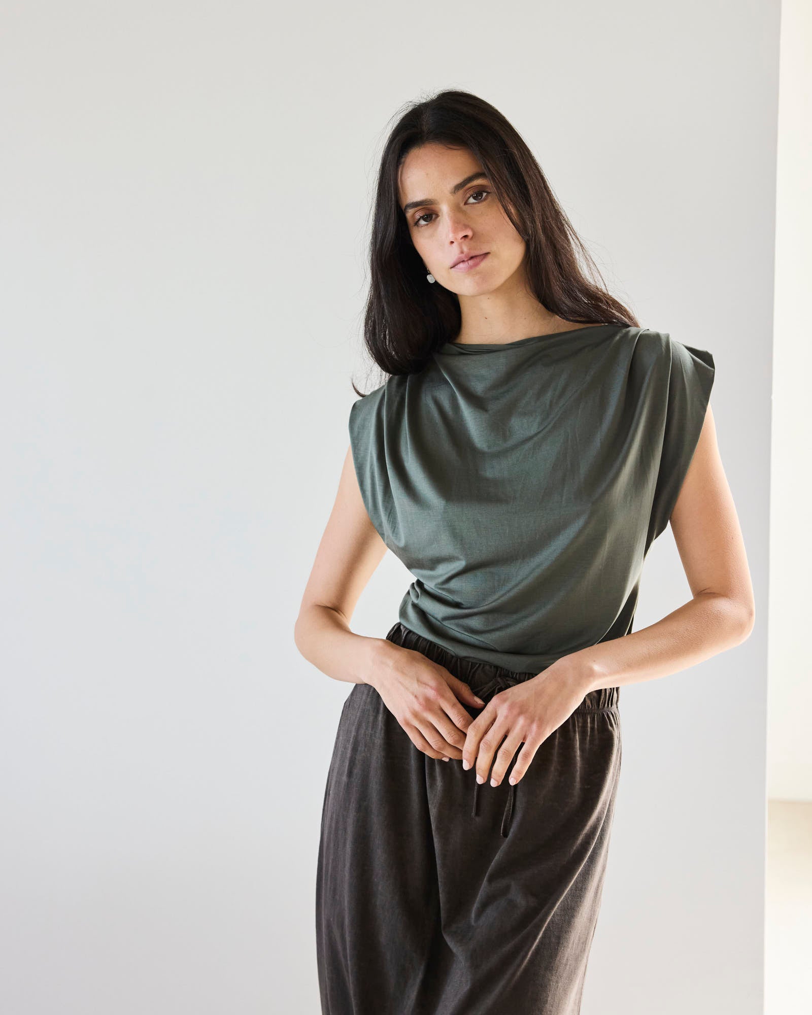 POLERA ASIMÉTRICA JOLIE OLIVA
