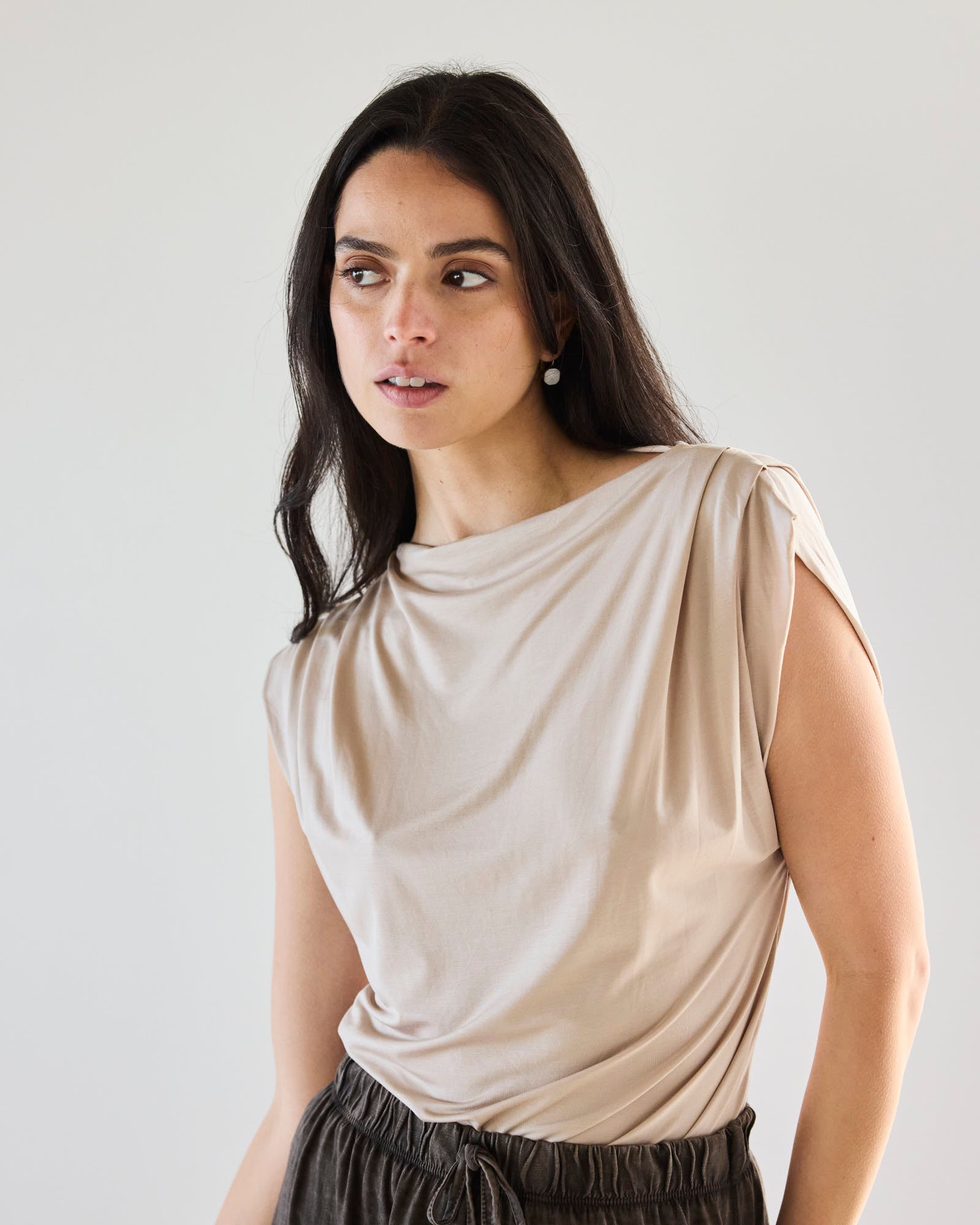 POLERA ASIMÉTRICA JOLIE BEIGE